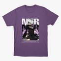 Camiseta com estampa frontal de personagem com cabelo prateado, vestindo traje estilizado, entre flores roxas, acompanhada de letras grandes e código de barras.