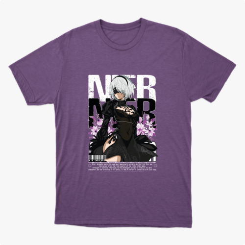 Camiseta com estampa frontal de personagem com cabelo prateado, vestindo traje estilizado, entre flores roxas, acompanhada de letras grandes e código de barras.