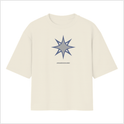 Camiseta com estampa frontal de estrela estilizada de oito pontas, acompanhada por texto discreto abaixo do desenho centralizado.