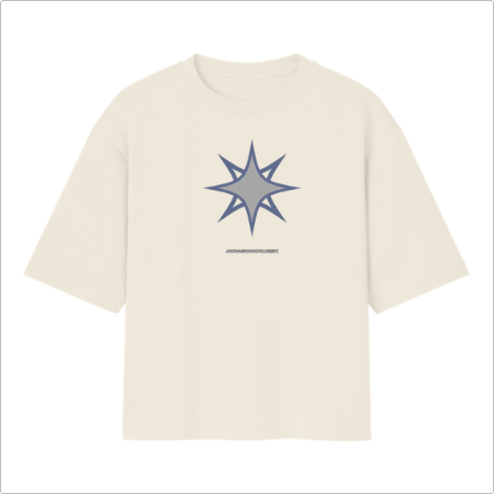Camiseta com estampa frontal de estrela estilizada de oito pontas, acompanhada por texto discreto abaixo do desenho centralizado.