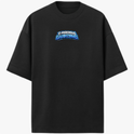 Camiseta com estampa frontal de texto estilizado "O PODEROSO GARINZINHO" e estampa traseira com texto semelhante acima de uma imagem de bebê musculoso.