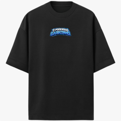 Camiseta com estampa frontal de texto estilizado "O PODEROSO GARINZINHO" e estampa traseira com texto semelhante acima de uma imagem de bebê musculoso.