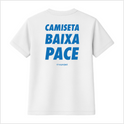 Camiseta com estampa frontal de marca discreta centralizada e estampa traseira de texto impactante em caixa alta, acompanhada de marca logo abaixo.