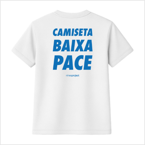 Camiseta com estampa frontal de marca discreta centralizada e estampa traseira de texto impactante em caixa alta, acompanhada de marca logo abaixo.