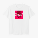 Camiseta com estampa frontal de uma espiral intrincada e dinâmica, com texto estilizado no centro que adiciona um toque de originalidade e destaque.