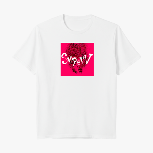 Camiseta com estampa frontal de uma espiral intrincada e dinâmica, com texto estilizado no centro que adiciona um toque de originalidade e destaque.