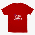 Camiseta com estampa frontal de letras estilizadas "Vybe de Quebrada" acompanhadas de uma coroa sobre o "V" e um traço com efeito de spray na parte inferior.