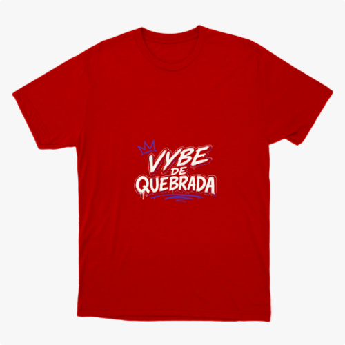 Camiseta com estampa frontal de letras estilizadas "Vybe de Quebrada" acompanhadas de uma coroa sobre o "V" e um traço com efeito de spray na parte inferior.