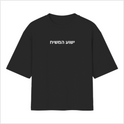 Camiseta com estampa frontal de texto estilizado em caracteres hebraicos, centralizado no peito.