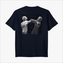 Camiseta com estampa frontal de texto simples "RIVALS" e estampa traseira de dois pilotos competindo, sobrepostos pela palavra "RIVALS" em repetição.