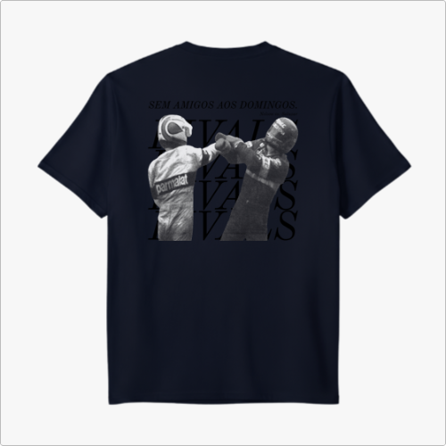 Camiseta com estampa frontal de texto simples "RIVALS" e estampa traseira de dois pilotos competindo, sobrepostos pela palavra "RIVALS" em repetição.