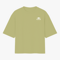 Camiseta com estampa frontal de logo estilizado e estampa traseira de piloto sobre carro de corrida com textos verticais e grandes letras diagonais.