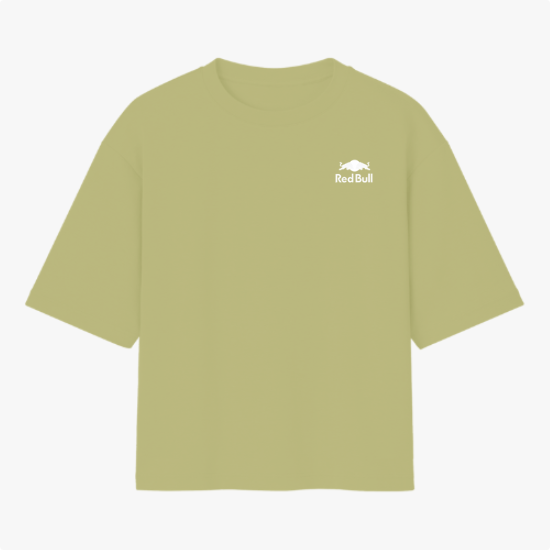 Camiseta com estampa frontal de logo estilizado e estampa traseira de piloto sobre carro de corrida com textos verticais e grandes letras diagonais.