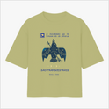Camiseta com estampa frontal de pássaro estilizado, frases sobre masculinidades, "SÃO TRANSCESTRAIS" e "BRASIL - BAHIA"; estampa traseira de símbolo tribal.