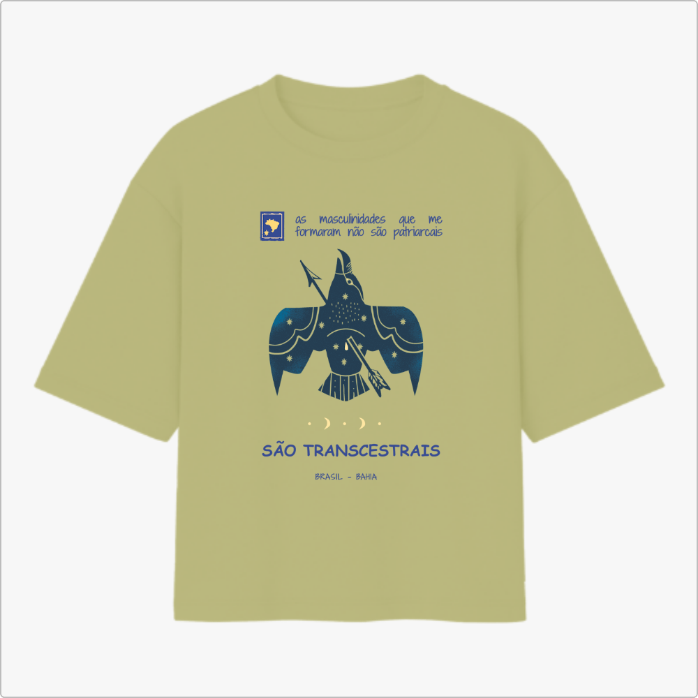 Camiseta com estampa frontal de pássaro estilizado, frases sobre masculinidades, "SÃO TRANSCESTRAIS" e "BRASIL - BAHIA"; estampa traseira de símbolo tribal.