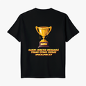 Camiseta com estampa frontal de troféu dourado pequeno e estampa traseira de troféu maior com texto "QUEM VENCER HERDARÁ TODAS ESSAS COISAS APOCALIPSE 21:7".