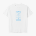 Camiseta com estampa frontal de carta de tarô estilizada, apresentando figura mística com chapéu e detalhes geométricos emoldurados.