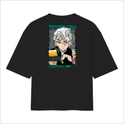 Camiseta com estampa frontal de personagem estilizado segurando espadas e estampa traseira de personagem em destaque com nome e texto em japonês.
