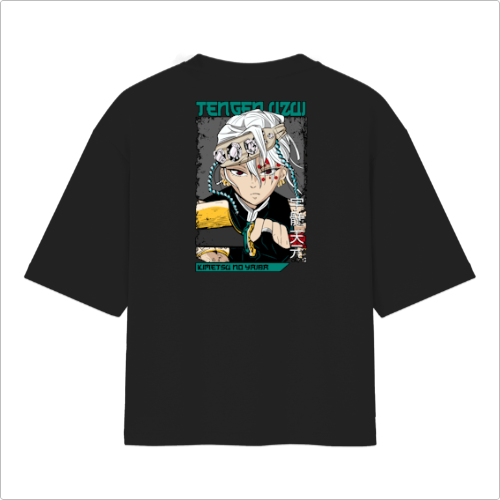 Camiseta com estampa frontal de personagem estilizado segurando espadas e estampa traseira de personagem em destaque com nome e texto em japonês.
