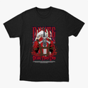 Camiseta com estampa frontal de personagem estilizado segurando uma espada grande, fundo cheio de detalhes gráficos intensos e letras estilizadas acima e abaixo.