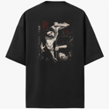 Camiseta com estampa frontal de personagem surgindo de fenda vertical ao lado de símbolos indecifráveis e estampa traseira de dois personagens em ação dinâmicos e fundo urbano.