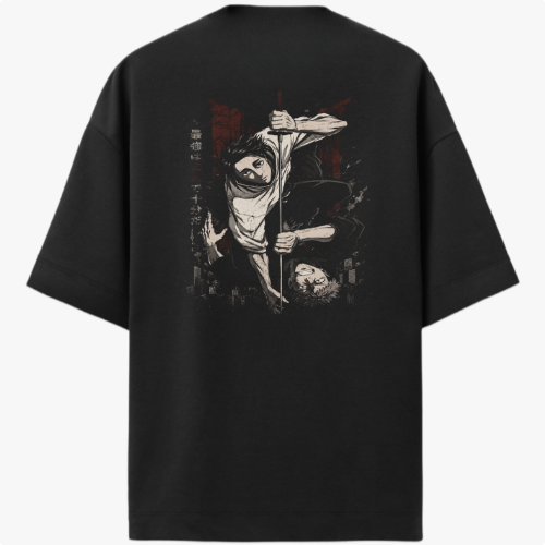 Camiseta com estampa frontal de personagem surgindo de fenda vertical ao lado de símbolos indecifráveis e estampa traseira de dois personagens em ação dinâmicos e fundo urbano.