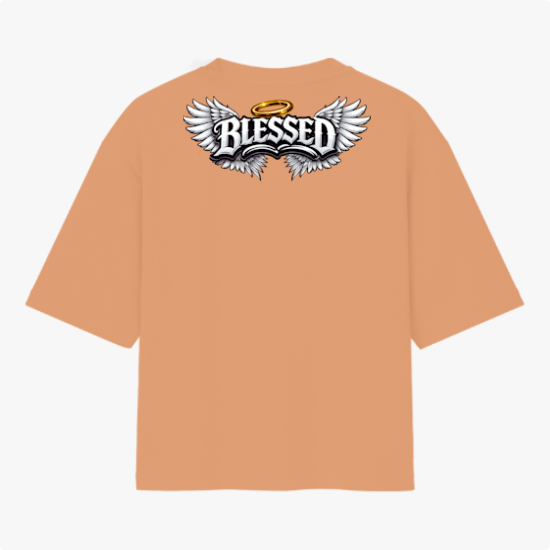 Camiseta com estampa frontal de um pequeno símbolo de leão com coroa e estampa traseira de asas estilizadas com a palavra "Blessed" e auréola acima.