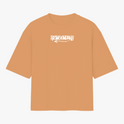 Camiseta com estampa frontal de lettering artístico moderno e estampa traseira de busto clássico com sobreposição de texto "democracy".