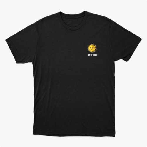 Camiseta com estampa frontal de sol estilizado com rosto sorridente e texto pequeno, e estampa traseira de sol similar com texto maior em camadas verticais.