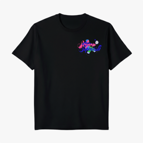 Camiseta com estampa frontal de lettering colorido e elementos circulares, e estampa traseira de personagem em ação jogando squash com raquete e bola.