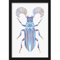 Quadro com estampa frontal de besouro estilizado, destacando antenas intricadas em padrão radial, corpo com listras multicoloridas e detalhes ornamentais.