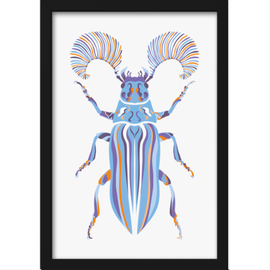 Quadro com estampa frontal de besouro estilizado, destacando antenas intricadas em padrão radial, corpo com listras multicoloridas e detalhes ornamentais.