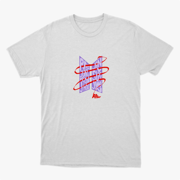 Camiseta com estampa frontal de nomes sobrepostos em negrito, com linhas curvas ao redor e assinatura na base criando um visual dinâmico e moderno.