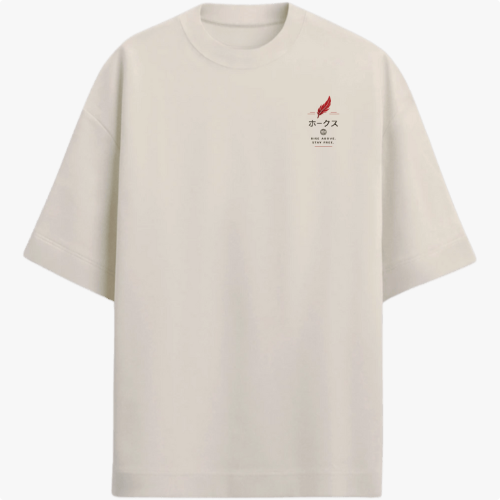 Camiseta com estampa frontal de caracteres japoneses e uma pena vermelha estilizada e estampa traseira de figura alada centralizada com elementos geométricos.