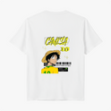 Camiseta com estampa frontal de pequeno logotipo estilizado no peito e estampa traseira de personagem com chapéu de palha, texto “Camisa 10” e detalhes gráficos.