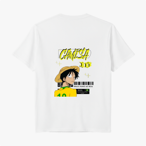 Camiseta com estampa frontal de pequeno logotipo estilizado no peito e estampa traseira de personagem com chapéu de palha, texto “Camisa 10” e detalhes gráficos.