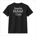 Camiseta com estampa frontal de "Sunday Hybrid Club" em fonte discreta e estampa traseira maior com a mesma frase e um detalhe adicional na base.