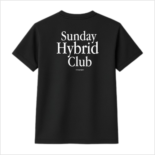 Camiseta com estampa frontal de "Sunday Hybrid Club" em fonte discreta e estampa traseira maior com a mesma frase e um detalhe adicional na base.