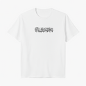 Camiseta com estampa frontal de lettering estilizado, apresentando contornos complexos e linhas intrincadas que formam uma inscrição centralizada.