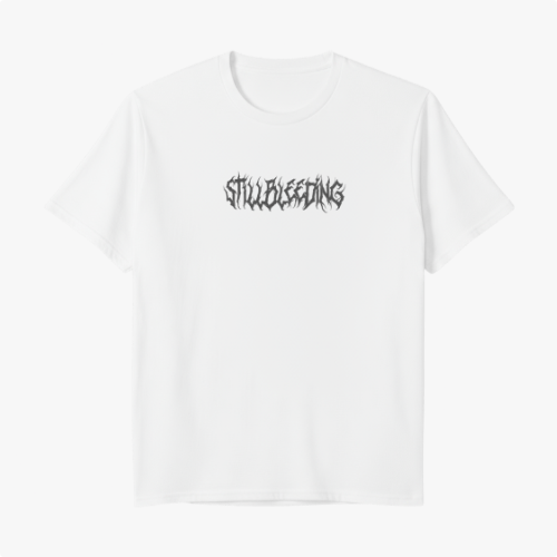 Camiseta com estampa frontal de lettering estilizado, apresentando contornos complexos e linhas intrincadas que formam uma inscrição centralizada.