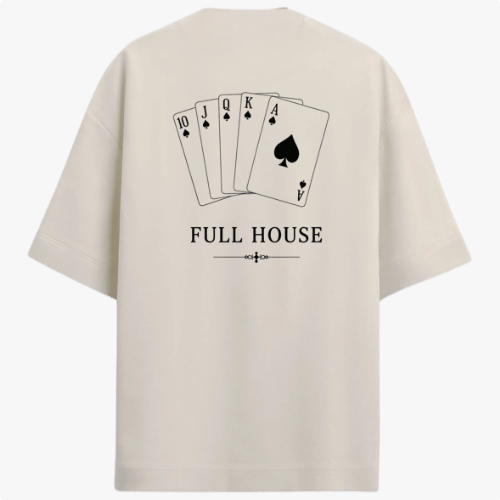 Camiseta com estampa frontal de letra "R" acompanhada de um símbolo de espadas e estampa traseira de cartas de baralho formando "Full House".