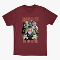 Camiseta com estampa frontal de cinco personagens de anime em pose determinada, com inscrição japonesa em destaque acima e abaixo das figuras.