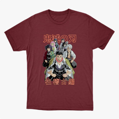 Camiseta com estampa frontal de cinco personagens de anime em pose determinada, com inscrição japonesa em destaque acima e abaixo das figuras.