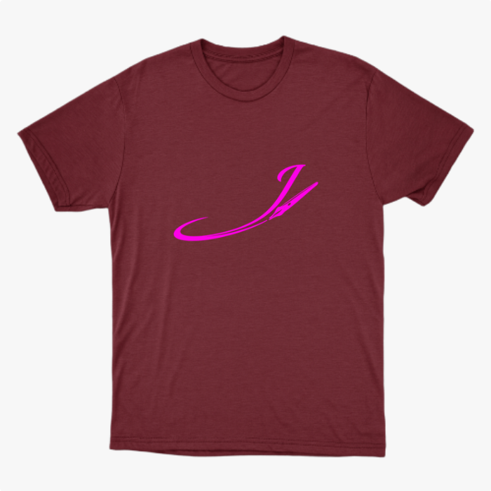 Camiseta com estampa frontal de letra cursiva estilizada acompanhada de pena afiada, formando um design fluido e elegante que se destaca visualmente.