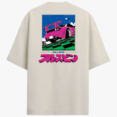 Camiseta com estampa traseira de carro esportivo estilizado, efeitos de fumaça e movimento sobre pista quadriculada, acompanhada de caracteres japoneses.