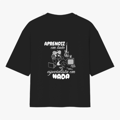 Camiseta com estampa frontal de personagem relaxado e estampa traseira de frase "Aprendiz em tudo, especialista em nada" com instrumentos e computador.