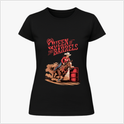 Camiseta com estampa frontal de cavaleira montando cavalo em competição de rodeio ao lado de dois barris, acompanhada do texto "Queen of the Barrels".