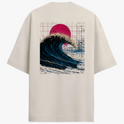 Camiseta com estampa frontal de pequeno emblema circular contendo uma seta direcionada para cima e estampa traseira de grande onda em estilo retrô com sol vermelho.