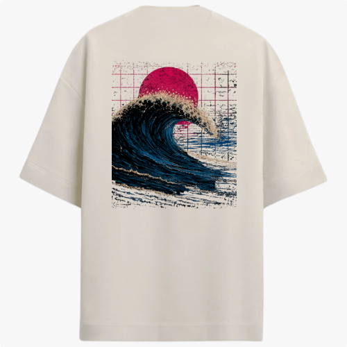 Camiseta com estampa frontal de pequeno emblema circular contendo uma seta direcionada para cima e estampa traseira de grande onda em estilo retrô com sol vermelho.
