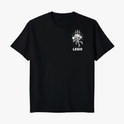 Camiseta com estampa frontal de esqueleto com espadas e a palavra "LEGIO", e estampa traseira com esqueleto similar e frase "VIVA POR ALGO OU MORRA POR NADA".